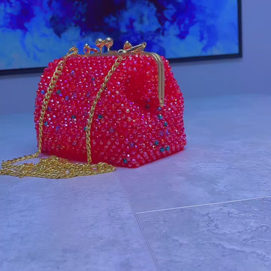 Sac à main rouge en perles fait main – vue de face