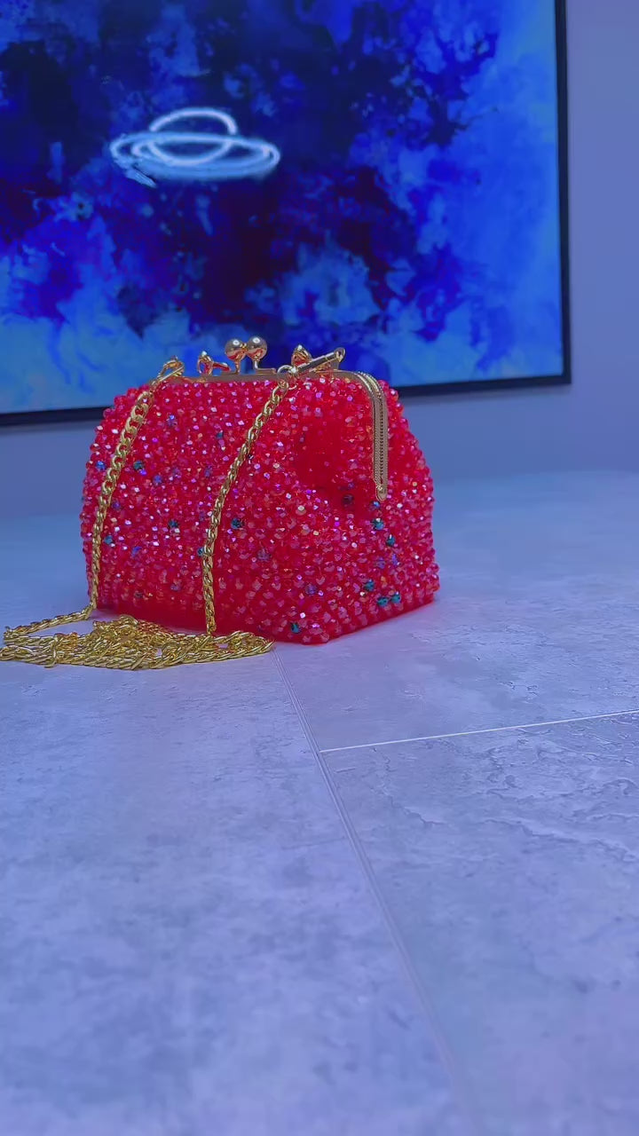 Sac à main rouge en perles fait main – vue de face