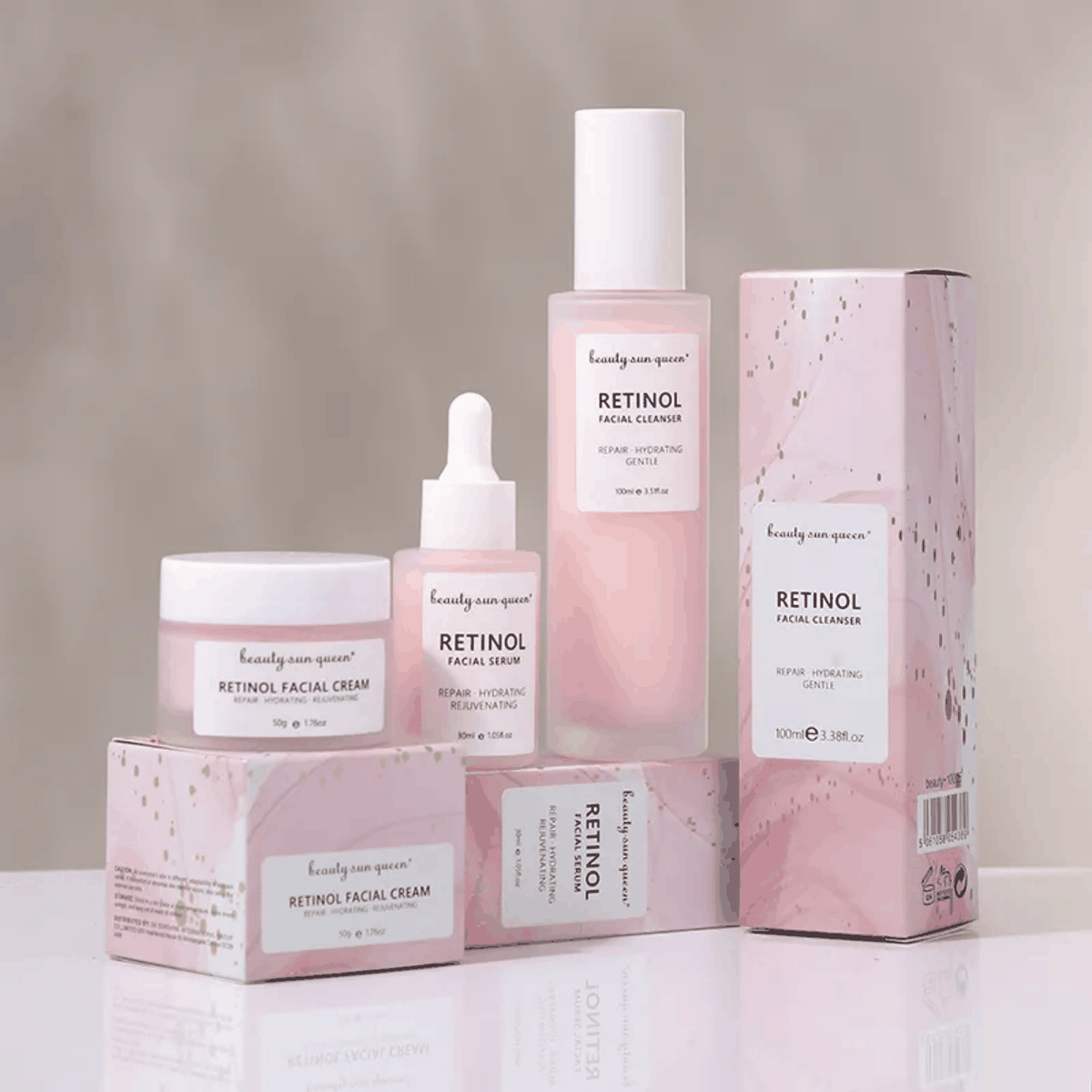 Routine visage au rétinol comprenant trois soins roses et blancs : crème, sérum et nettoyant facial.