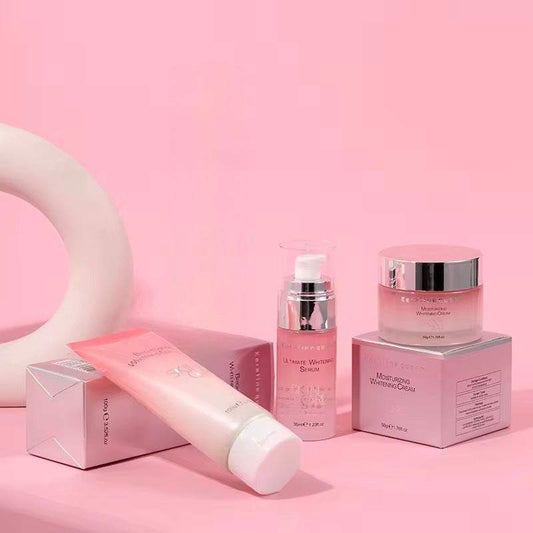 Routine visage complète avec soins hydratants roses, flacons et pots à bouchons argentés, présentés en coffret