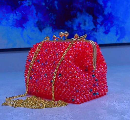 Sac à main en perles rouge en résine, motif scintillant et chaîne dorée, avec fermoir rétro métallique