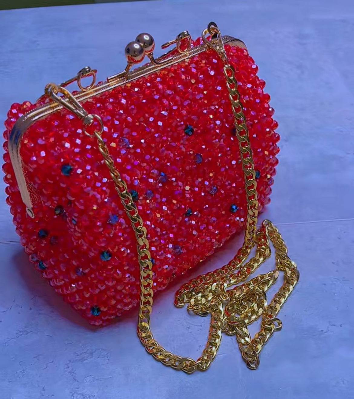 Sac à main en perles rouge en résine, orné de motifs scintillants et d’une chaîne dorée