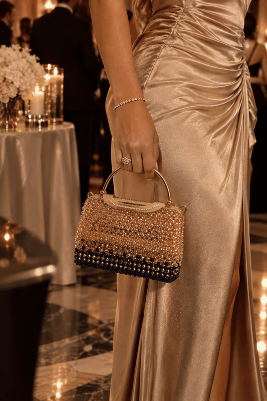 Sac à main perlé en cristal champagne et bleu nuit, avec poignée rigide dorée et forme rectangulaire