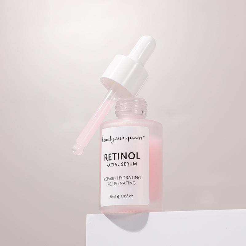 Sérum visage au rétinol rose pâle en flacon avec pipette blanche, étiquette indiquant un sérum facial au rétinol