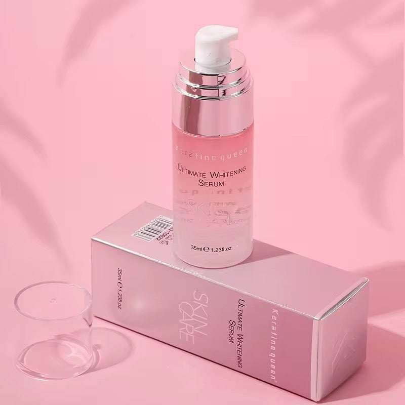 Sérum Visage coréen rose en flacon pompe, posé sur sa boîte assortie, avec finition métallique brillante